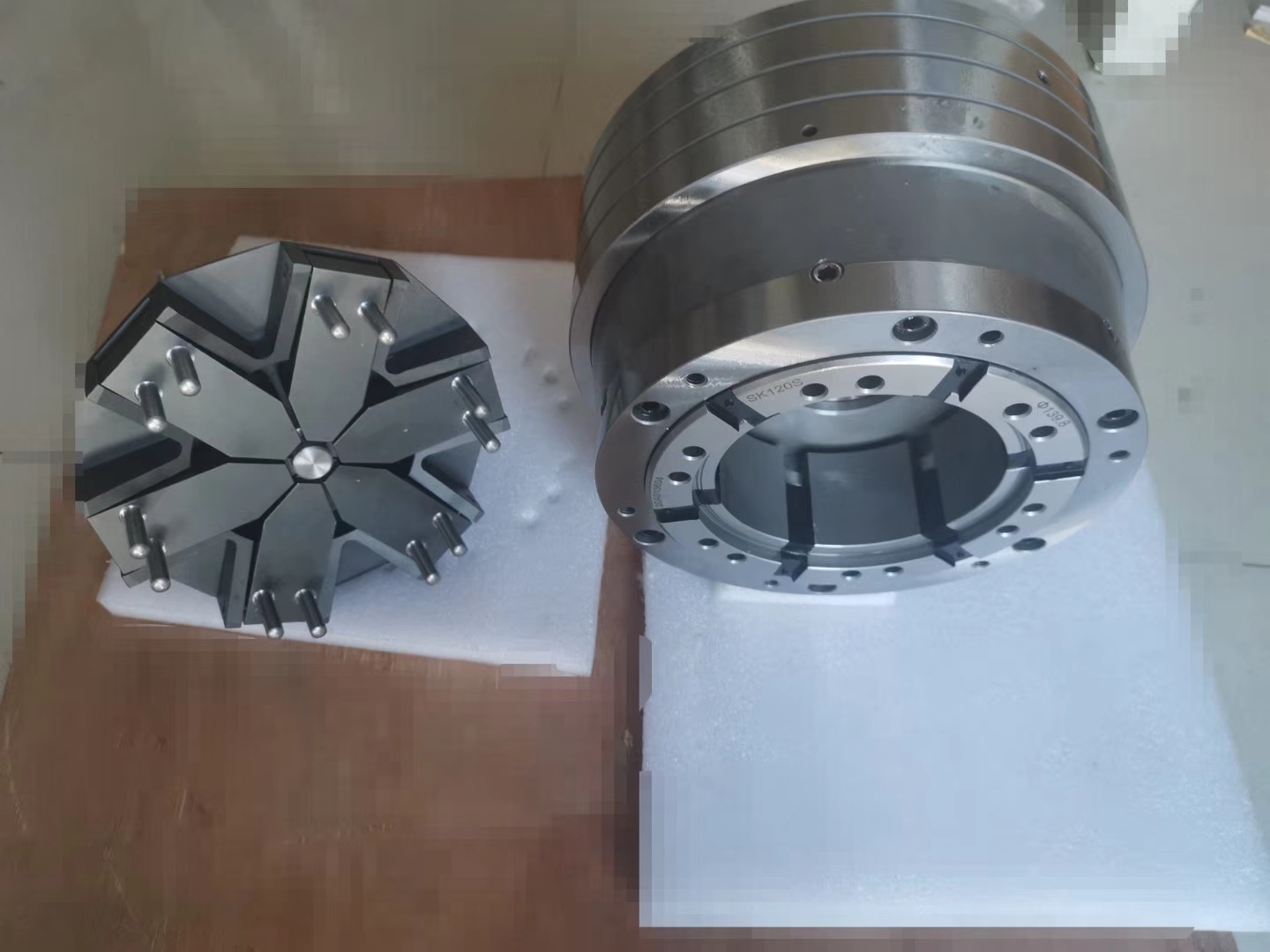 最新制作的120橡胶夹头卡盘与左侧配套气动快换工具工作端